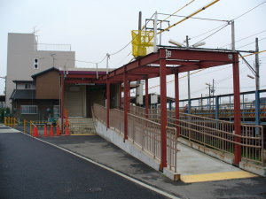 屋根が設置される矢田駅下り駅舎前