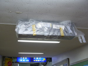 駅舎の天井に取り付けられた表示装置
