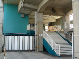 新たに造り直された階段と駅舎