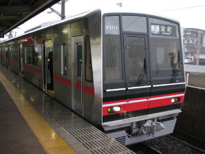 大曽根駅に到着した4000系