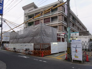 仮駅舎の建設が進む喜多山駅