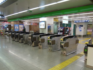 栄町駅改札口
