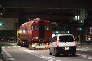 トレーラーに載せられたク6601が名古屋市内を行く