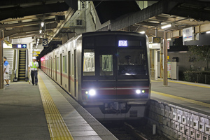 尾張旭駅に到着した回送列車
