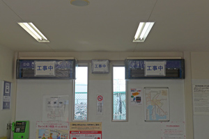 LED式の発車案内表示機が取り付けられた喜多山駅