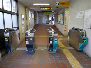 水野駅改札口