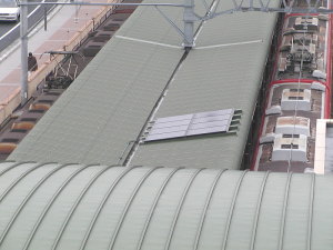 ホーム屋根上部に設置された太陽電池