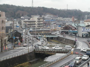 駅前を流れる瀬戸川