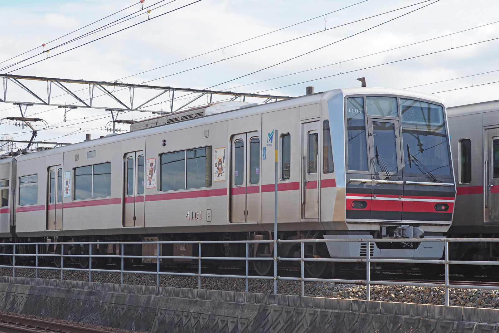 ���������j�ό��̃{�f�B�X�e�b�J�[�����ʂɌf�o���ꂽ�B